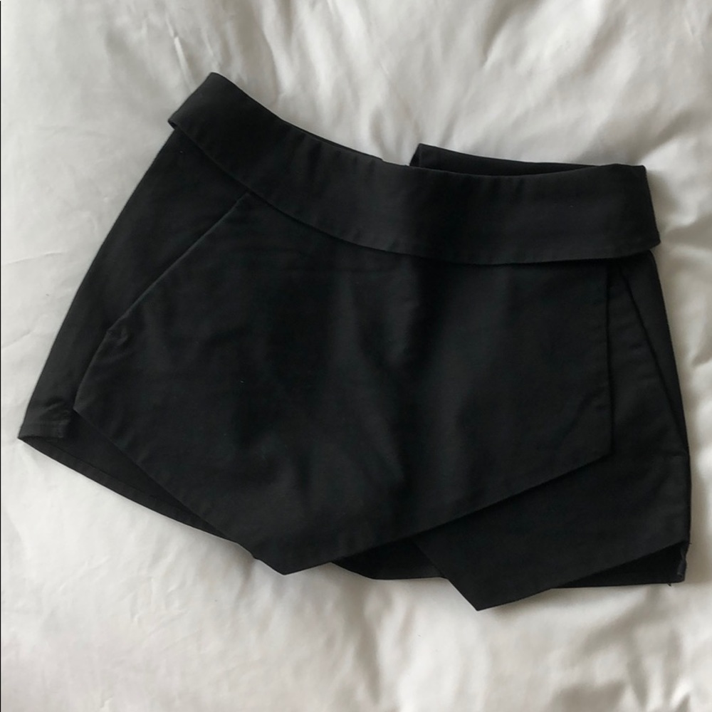 NWOT black skort